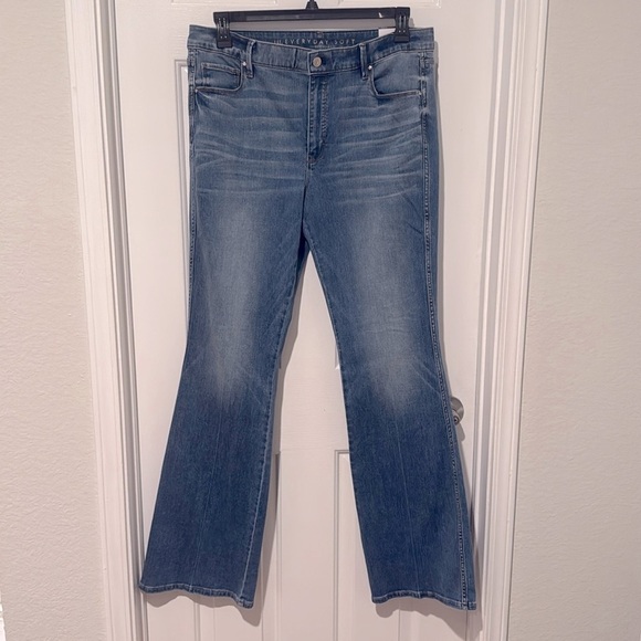 NWT White House Black Market Skinny Flare High Rise Everyday Soft Denim Jean 14L - Picture 3 of 15